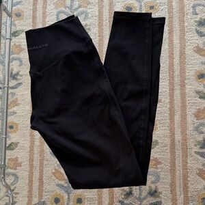 Alphalete Jet Black leggings with pocket